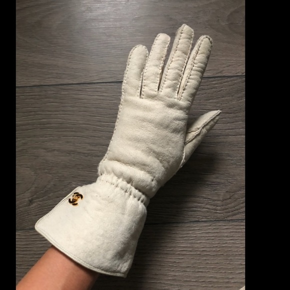 Vintage Chanel beige shearling gloves - Picture 2 of 6
